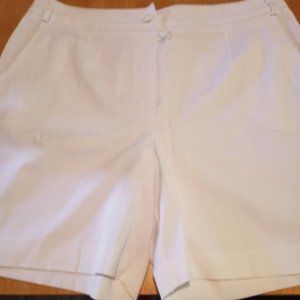 White dress shorts by Le Helene